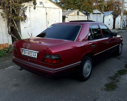 Красный Мерседес Е-Класс, объемом двигателя 2.5 л и пробегом 350 тыс. км за 2100 $, фото 4 на Automoto.ua