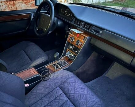 Красный Мерседес Е-Класс, объемом двигателя 2.5 л и пробегом 350 тыс. км за 2100 $, фото 6 на Automoto.ua