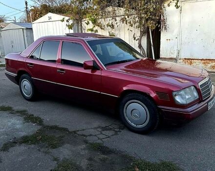 Красный Мерседес Е-Класс, объемом двигателя 2.5 л и пробегом 350 тыс. км за 2100 $, фото 3 на Automoto.ua