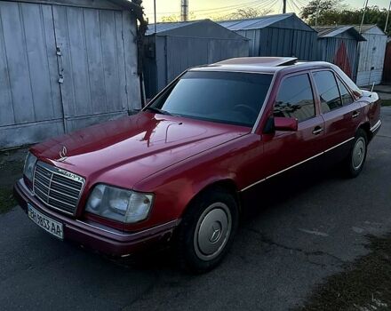 Красный Мерседес Е-Класс, объемом двигателя 2.5 л и пробегом 350 тыс. км за 2100 $, фото 1 на Automoto.ua