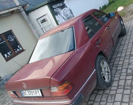 Красный Мерседес Е-Класс, объемом двигателя 2.5 л и пробегом 350 тыс. км за 2600 $, фото 4 на Automoto.ua