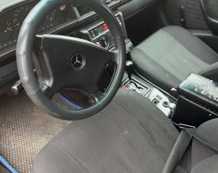 Красный Мерседес Е-Класс, объемом двигателя 3 л и пробегом 300 тыс. км за 2300 $, фото 2 на Automoto.ua