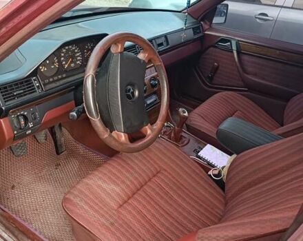 Красный Мерседес Е-Класс, объемом двигателя 2.5 л и пробегом 350 тыс. км за 2600 $, фото 8 на Automoto.ua