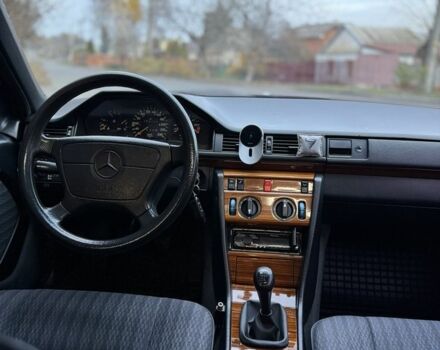 Красный Мерседес Е-Класс, объемом двигателя 2.2 л и пробегом 390 тыс. км за 4600 $, фото 11 на Automoto.ua