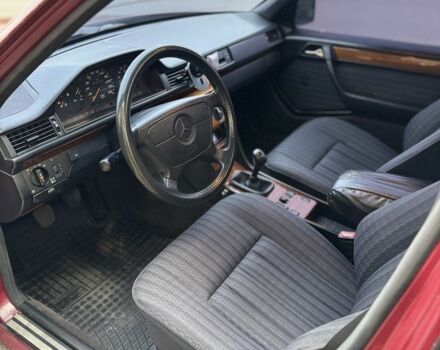 Красный Мерседес Е-Класс, объемом двигателя 2.2 л и пробегом 390 тыс. км за 4600 $, фото 5 на Automoto.ua