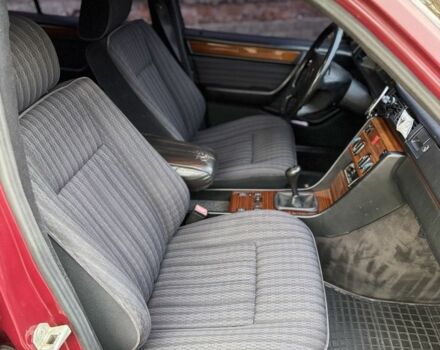 Красный Мерседес Е-Класс, объемом двигателя 2.2 л и пробегом 390 тыс. км за 4600 $, фото 7 на Automoto.ua