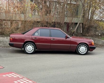 Красный Мерседес Е-Класс, объемом двигателя 2.2 л и пробегом 390 тыс. км за 4600 $, фото 1 на Automoto.ua