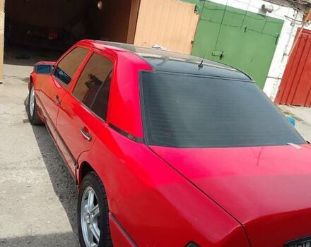 Красный Мерседес Е-Класс, объемом двигателя 2 л и пробегом 10 тыс. км за 2400 $, фото 3 на Automoto.ua