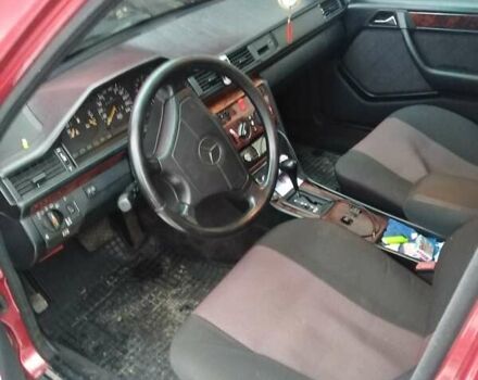 Красный Мерседес Е-Класс, объемом двигателя 2.2 л и пробегом 407 тыс. км за 2400 $, фото 5 на Automoto.ua