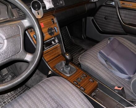 Красный Мерседес Е-Класс, объемом двигателя 2.2 л и пробегом 390 тыс. км за 4600 $, фото 12 на Automoto.ua