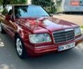Красный Мерседес Е-Класс, объемом двигателя 2 л и пробегом 290 тыс. км за 2350 $, фото 1 на Automoto.ua