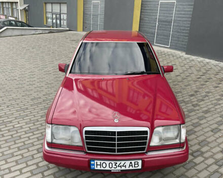 Красный Мерседес Е-Класс, объемом двигателя 2.2 л и пробегом 448 тыс. км за 4150 $, фото 1 на Automoto.ua