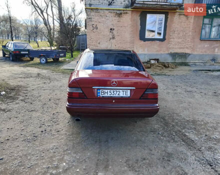 Красный Мерседес Е-Класс, объемом двигателя 2 л и пробегом 350 тыс. км за 3000 $, фото 5 на Automoto.ua
