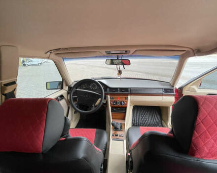 Красный Мерседес Е-Класс, объемом двигателя 2.2 л и пробегом 448 тыс. км за 4150 $, фото 13 на Automoto.ua