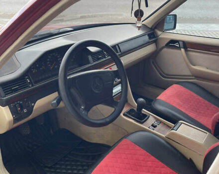 Красный Мерседес Е-Класс, объемом двигателя 2.2 л и пробегом 448 тыс. км за 4150 $, фото 9 на Automoto.ua