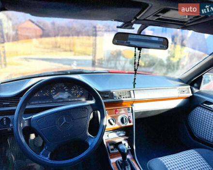 Красный Мерседес Е-Класс, объемом двигателя 2.5 л и пробегом 321 тыс. км за 3200 $, фото 6 на Automoto.ua