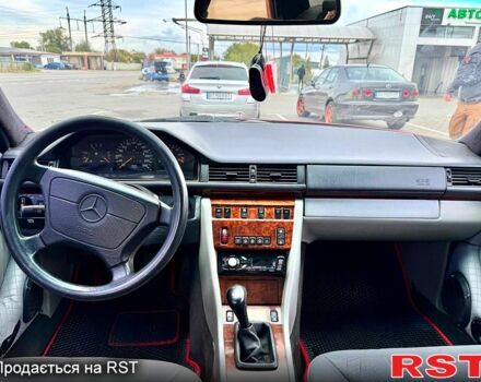 Красный Мерседес Е-Класс, объемом двигателя 2.8 л и пробегом 402 тыс. км за 3500 $, фото 2 на Automoto.ua