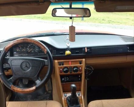 Червоний Мерседес Е-Клас, об'ємом двигуна 2 л та пробігом 343 тис. км за 3000 $, фото 9 на Automoto.ua