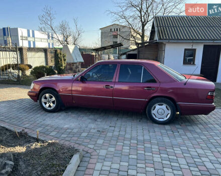 Красный Мерседес Е-Класс, объемом двигателя 2.5 л и пробегом 321 тыс. км за 3200 $, фото 2 на Automoto.ua