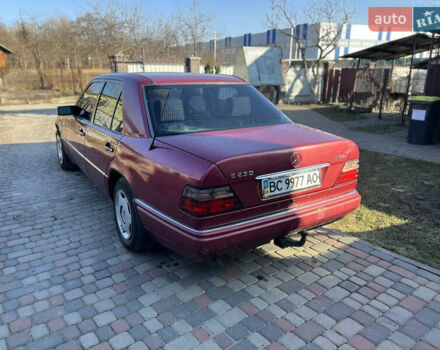 Красный Мерседес Е-Класс, объемом двигателя 2.5 л и пробегом 321 тыс. км за 3200 $, фото 4 на Automoto.ua