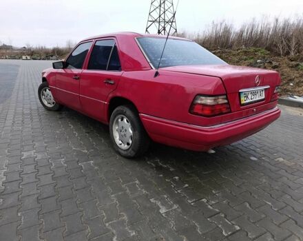 Красный Мерседес Е-Класс, объемом двигателя 2 л и пробегом 350 тыс. км за 3000 $, фото 2 на Automoto.ua
