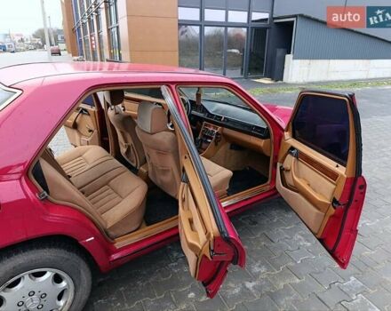 Красный Мерседес Е-Класс, объемом двигателя 2 л и пробегом 350 тыс. км за 2700 $, фото 5 на Automoto.ua