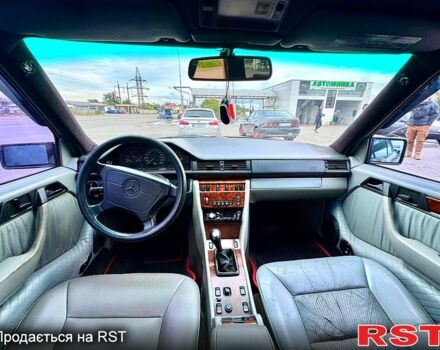 Красный Мерседес Е-Класс, объемом двигателя 2.8 л и пробегом 402 тыс. км за 3500 $, фото 3 на Automoto.ua