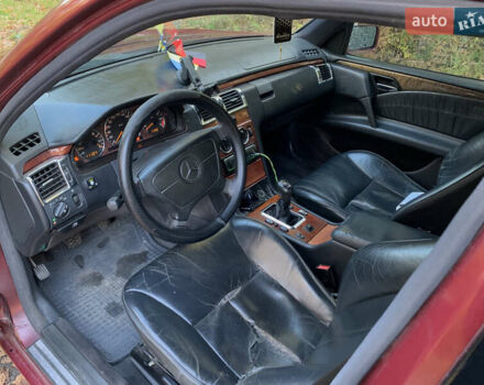 Мерседес Е-Класс 1996 в Киверцы на Automoto.ua Красный Мерседес Е-Класс, объемом двигателя 2 л и пробегом 370 тыс. км за 2600 $, фото 10 на Automoto.ua