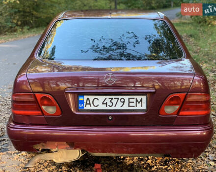 Мерседес Е-Класс 1996 в Киверцы на Automoto.ua Красный Мерседес Е-Класс, объемом двигателя 2 л и пробегом 370 тыс. км за 2600 $, фото 3 на Automoto.ua