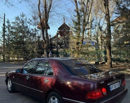 Красный Мерседес Е-Класс, объемом двигателя 4.2 л и пробегом 370 тыс. км за 3599 $, фото 3 на Automoto.ua