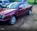 Красный Мерседес Е-Класс, объемом двигателя 2 л и пробегом 300 тыс. км за 3500 $, фото 1 на Automoto.ua