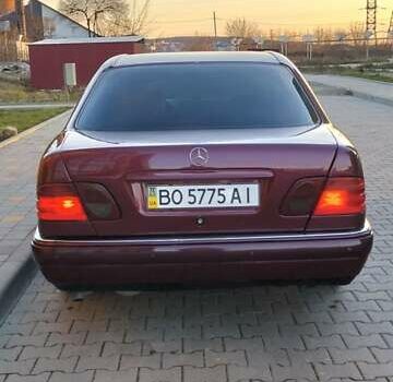 Красный Мерседес Е-Класс, объемом двигателя 2 л и пробегом 300 тыс. км за 3800 $, фото 5 на Automoto.ua