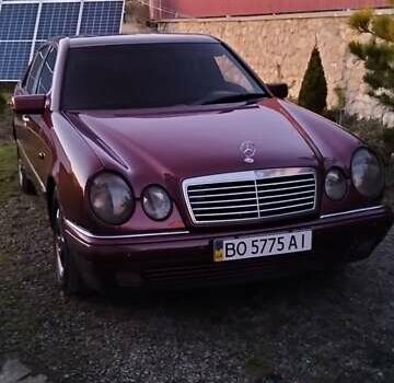 Красный Мерседес Е-Класс, объемом двигателя 2 л и пробегом 300 тыс. км за 3800 $, фото 35 на Automoto.ua