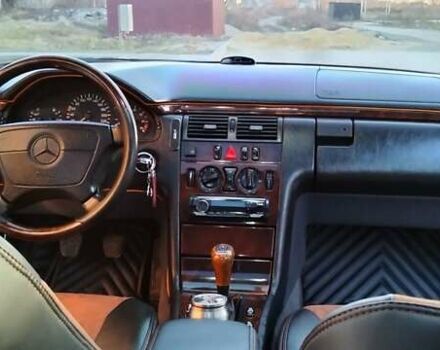 Красный Мерседес Е-Класс, объемом двигателя 2 л и пробегом 300 тыс. км за 3800 $, фото 19 на Automoto.ua
