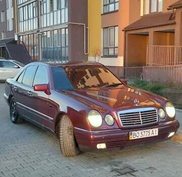 Красный Мерседес Е-Класс, объемом двигателя 2 л и пробегом 300 тыс. км за 3800 $, фото 1 на Automoto.ua