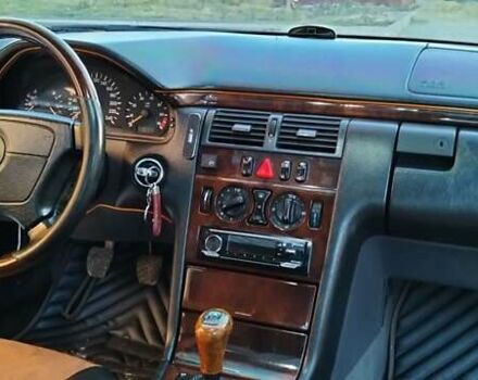 Красный Мерседес Е-Класс, объемом двигателя 2 л и пробегом 300 тыс. км за 3800 $, фото 20 на Automoto.ua