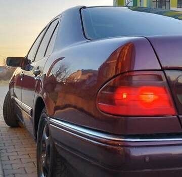 Красный Мерседес Е-Класс, объемом двигателя 2 л и пробегом 300 тыс. км за 3800 $, фото 8 на Automoto.ua