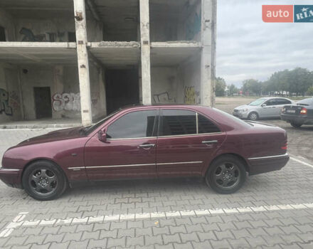 Червоний Мерседес Е-Клас, об'ємом двигуна 2 л та пробігом 386 тис. км за 4350 $, фото 3 на Automoto.ua