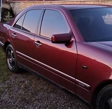 Красный Мерседес Е-Класс, объемом двигателя 2 л и пробегом 300 тыс. км за 3800 $, фото 37 на Automoto.ua