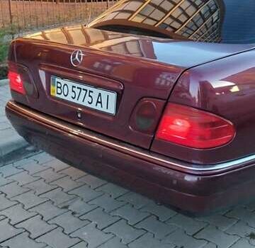 Красный Мерседес Е-Класс, объемом двигателя 2 л и пробегом 300 тыс. км за 3800 $, фото 11 на Automoto.ua