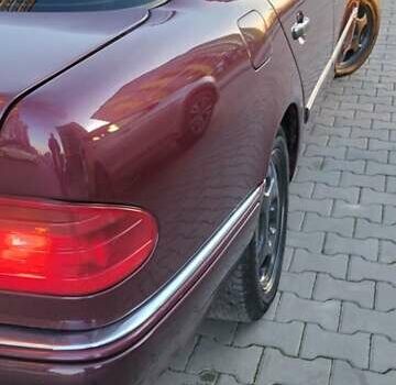 Красный Мерседес Е-Класс, объемом двигателя 2 л и пробегом 300 тыс. км за 3800 $, фото 7 на Automoto.ua