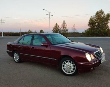 Красный Мерседес Е-Класс, объемом двигателя 2.2 л и пробегом 156 тыс. км за 6999 $, фото 1 на Automoto.ua