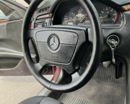Червоний Мерседес Е-Клас, об'ємом двигуна 2.15 л та пробігом 300 тис. км за 2549 $, фото 21 на Automoto.ua