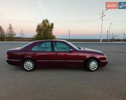 Красный Мерседес Е-Класс, объемом двигателя 2.2 л и пробегом 156 тыс. км за 6999 $, фото 5 на Automoto.ua