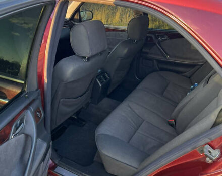 Мерседес Е-Клас 2001 у Львові на Automoto.ua Червоний Мерседес Е-Клас, об'ємом двигуна 2.7 л та пробігом 430 тис. км за 4550 $, фото 5 на Automoto.ua