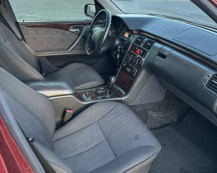 Красный Мерседес Е-Класс, объемом двигателя 2.7 л и пробегом 431 тыс. км за 4350 $, фото 8 на Automoto.ua