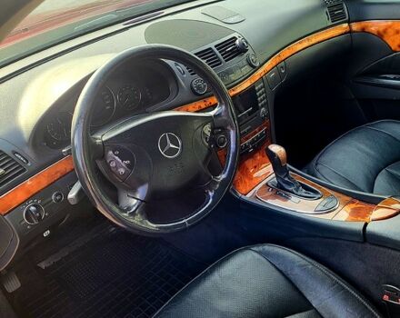 Красный Мерседес Е-Класс, объемом двигателя 1.8 л и пробегом 247 тыс. км за 6200 $, фото 7 на Automoto.ua