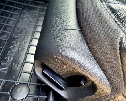 Красный Мерседес Е-Класс, объемом двигателя 1.8 л и пробегом 247 тыс. км за 6200 $, фото 11 на Automoto.ua