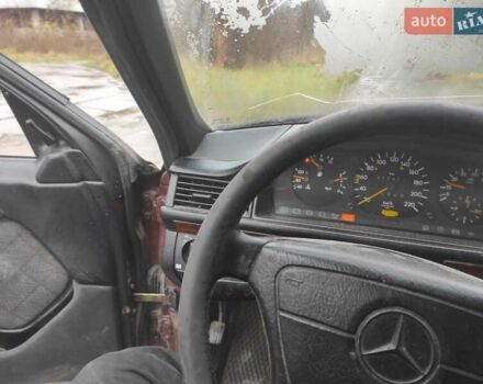 Червоний Мерседес Е-Клас, об'ємом двигуна 2.3 л та пробігом 400 тис. км за 1600 $, фото 10 на Automoto.ua