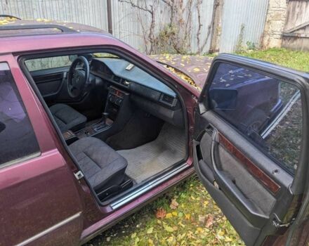 Красный Мерседес Е-Класс, объемом двигателя 2.2 л и пробегом 376 тыс. км за 2100 $, фото 5 на Automoto.ua